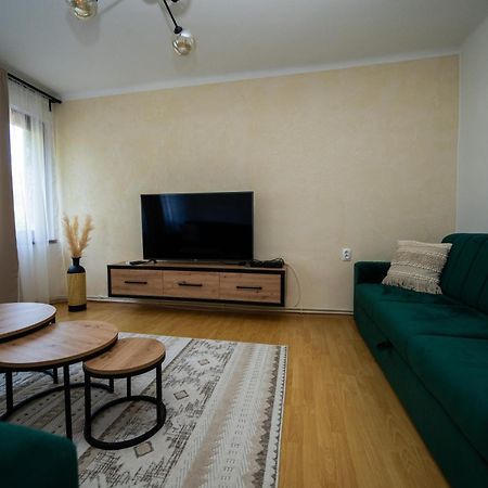 Cozy One-Bedroom Apartment Near City Center Sarajevo Bagian luar foto