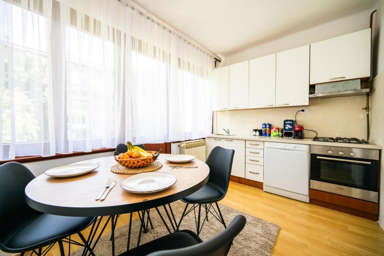 Cozy One-Bedroom Apartment Near City Center Sarajevo Bagian luar foto